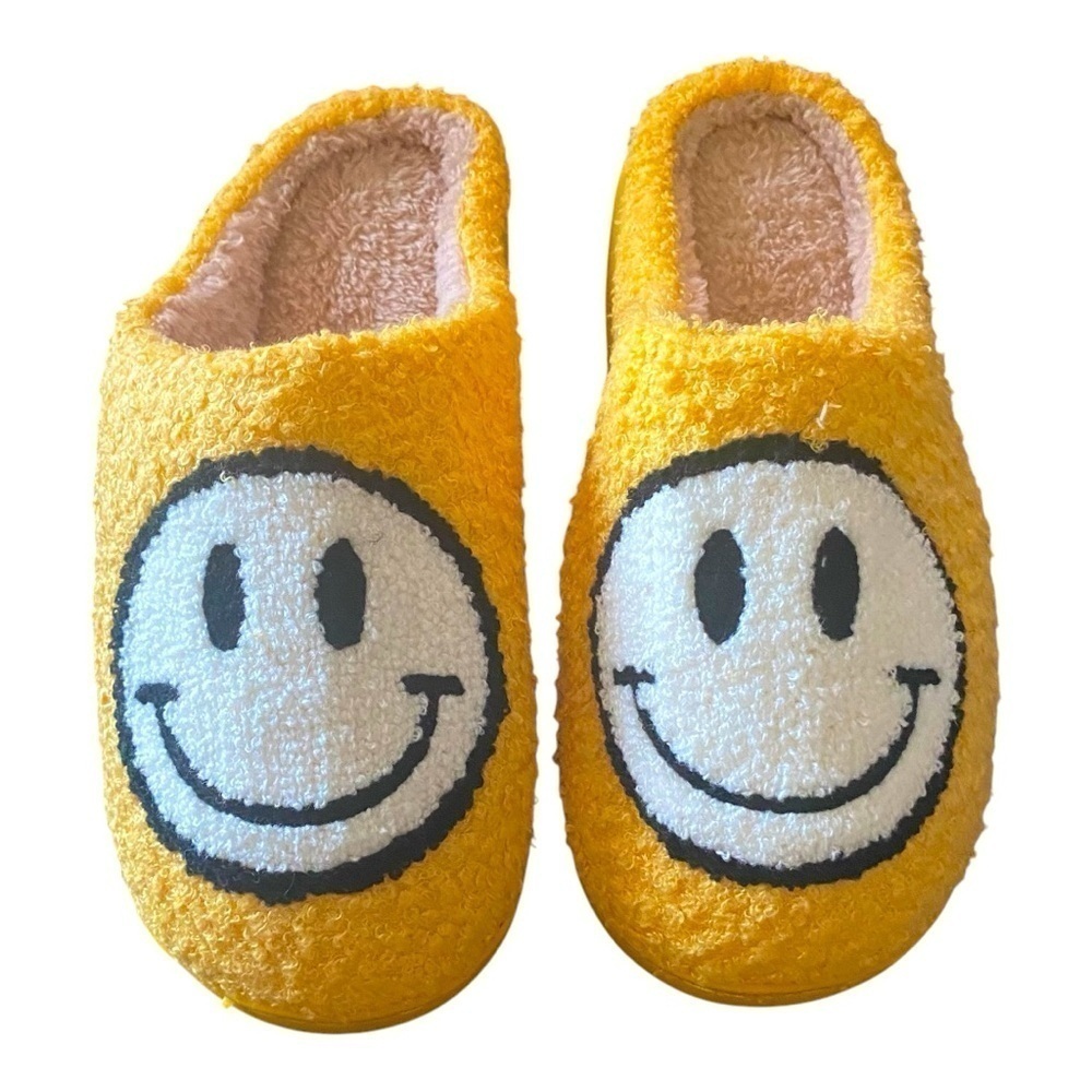 NWOT-BOUTIQUE-YELLOW SMILEY FACE SLIPPERS-SIZE 9